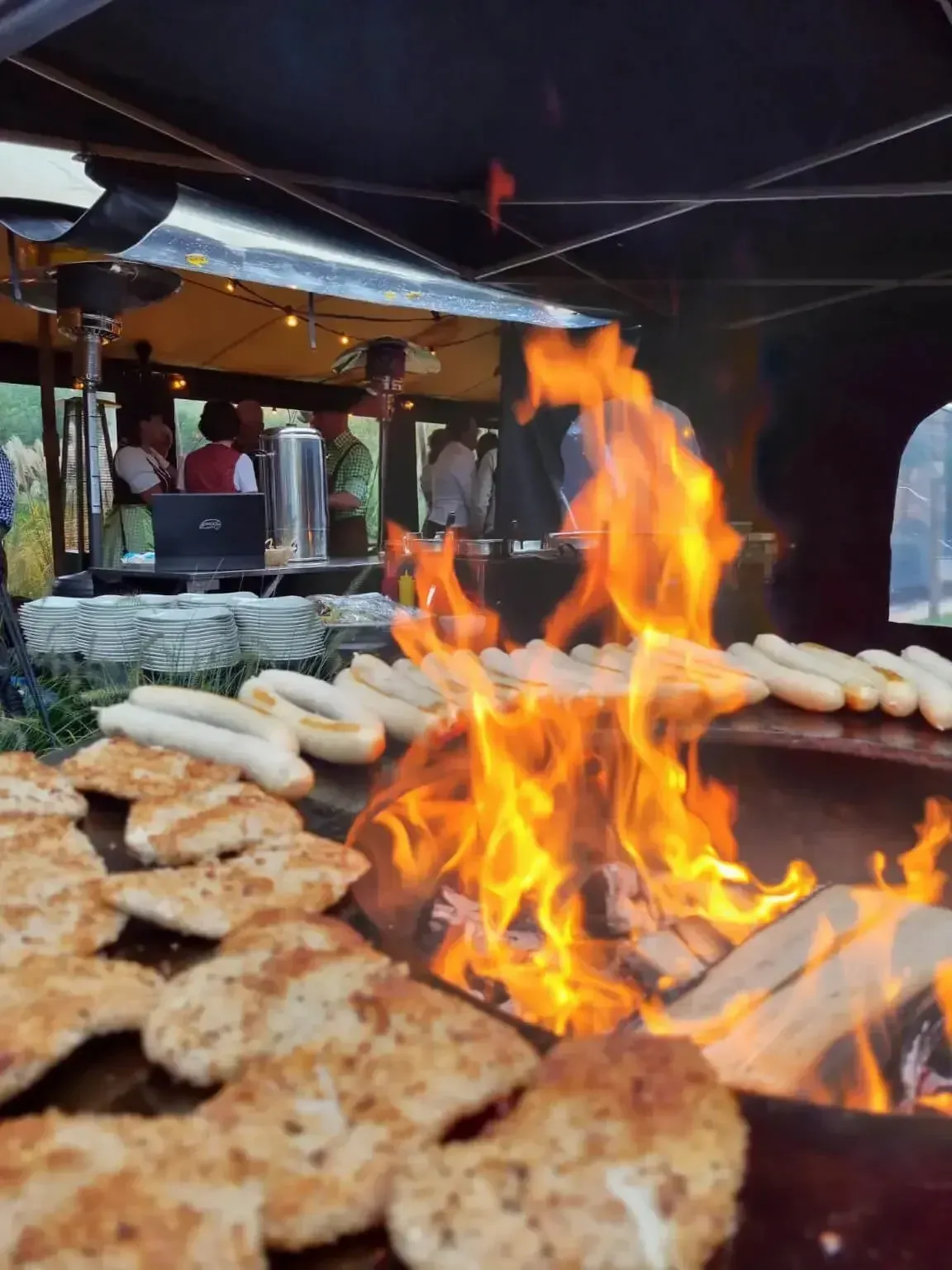 Worst en platbrood boven hoog oplaaiende vlammen op de Ofyr