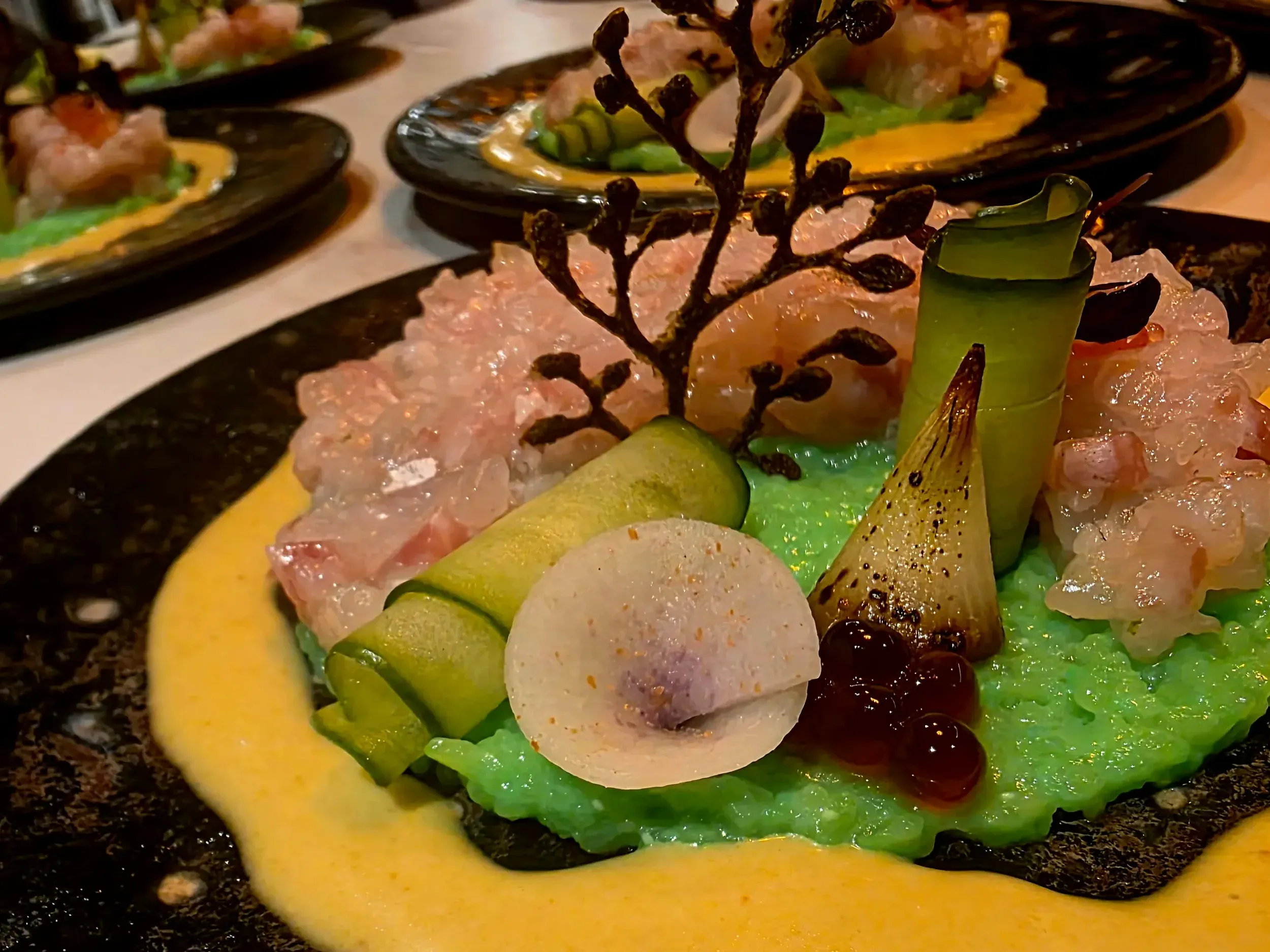 Verfijnd opgemaakt bord met tartaar, avocadocrème en gepekelde groenten