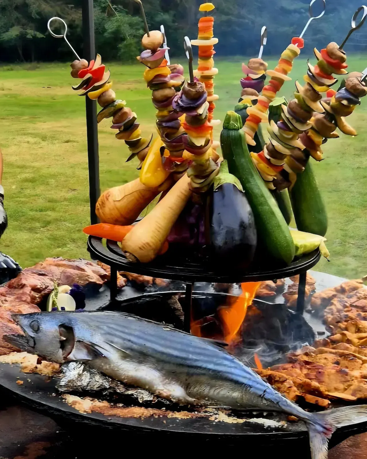Spiesentoren met groenten en een hele vis op de Ofyr in een tuin