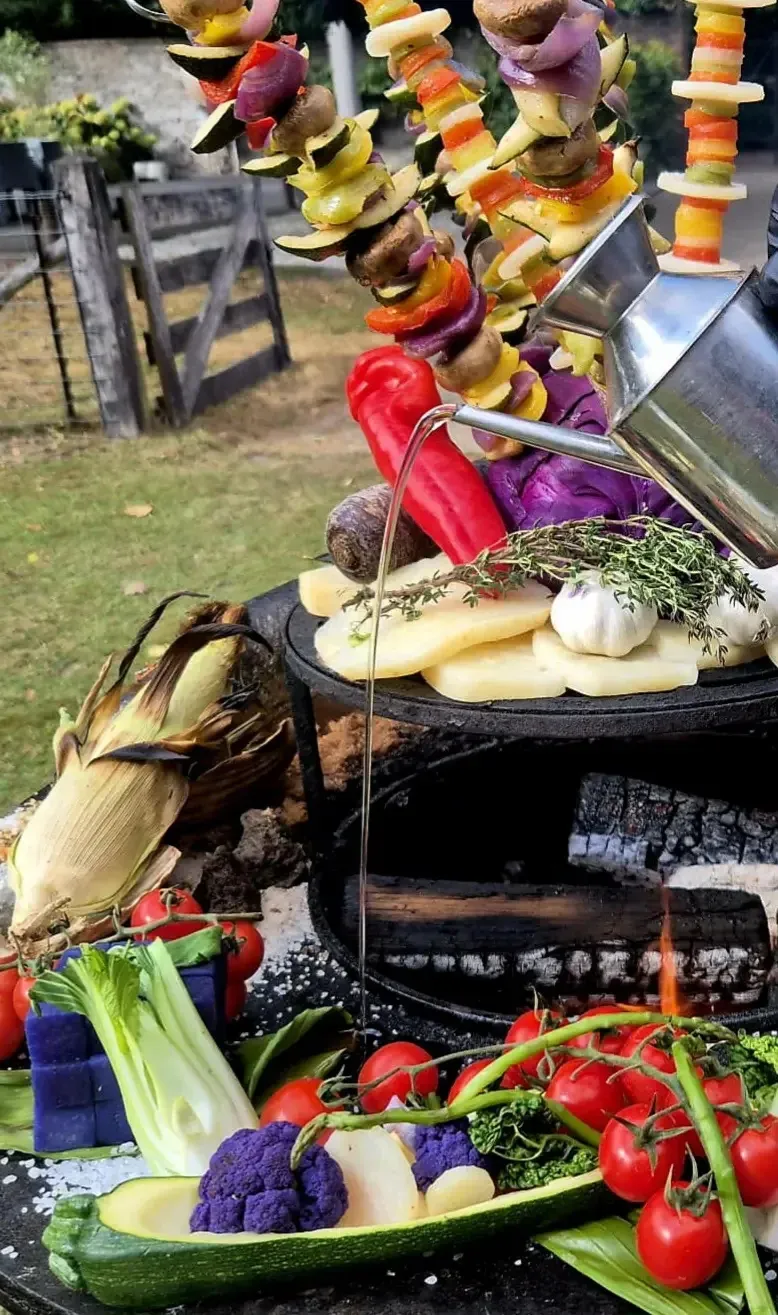 Spiesentoren met groenten naast een uitstalling van seizoensgroenten bij de Ofyr