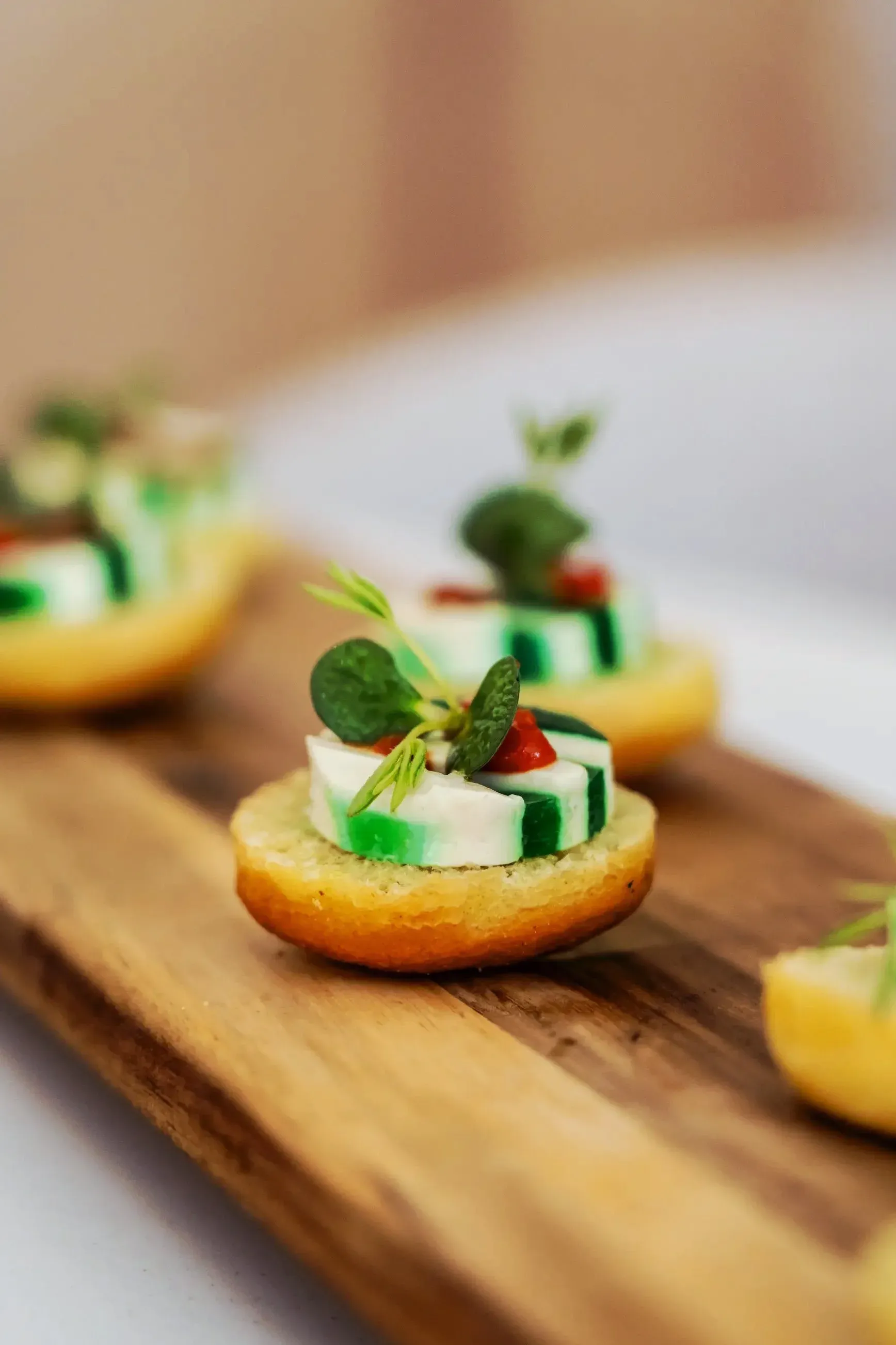 Vegan amuse op een klein plankje