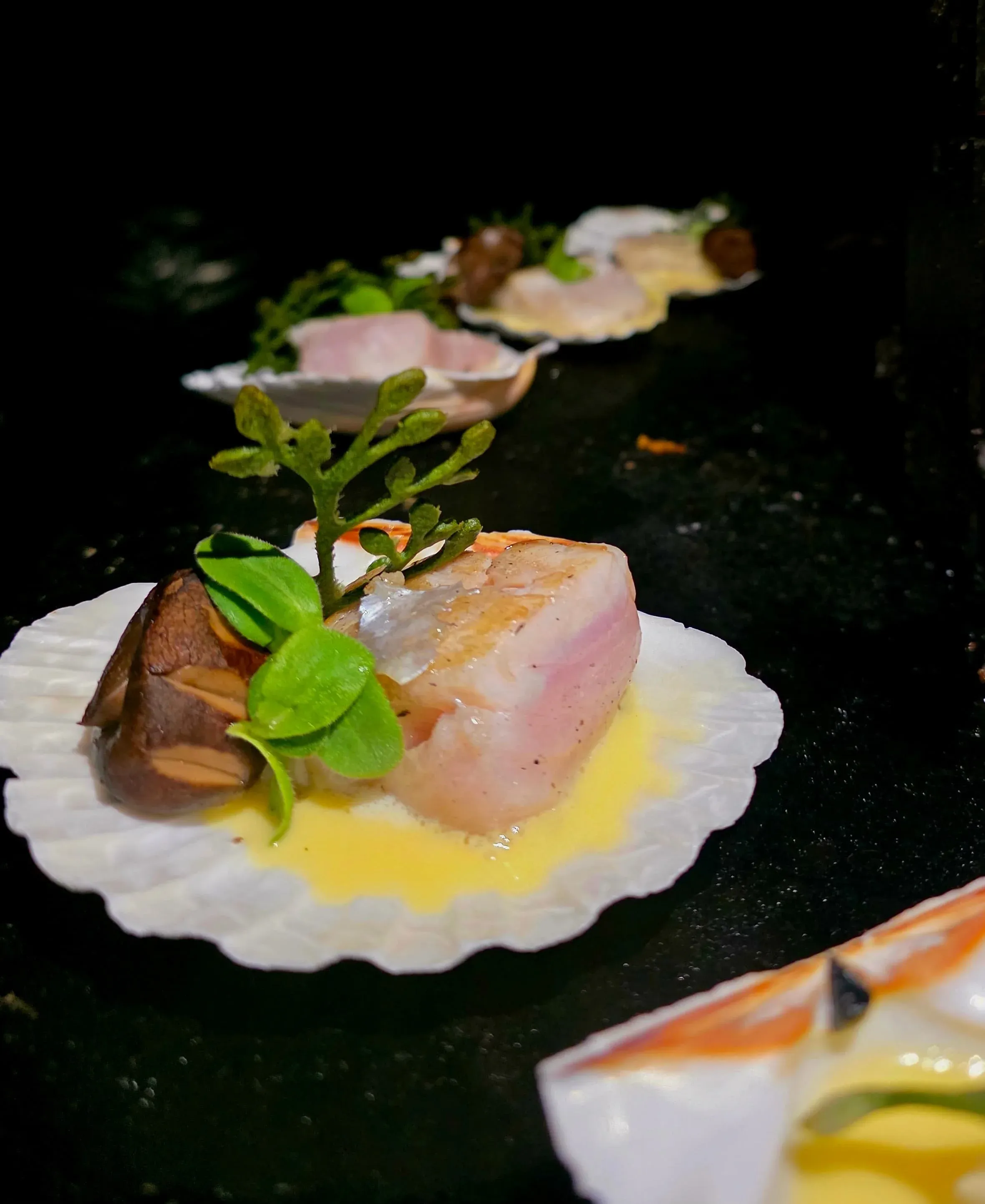 Visbereiding met champagne beurre blanc op een schelp