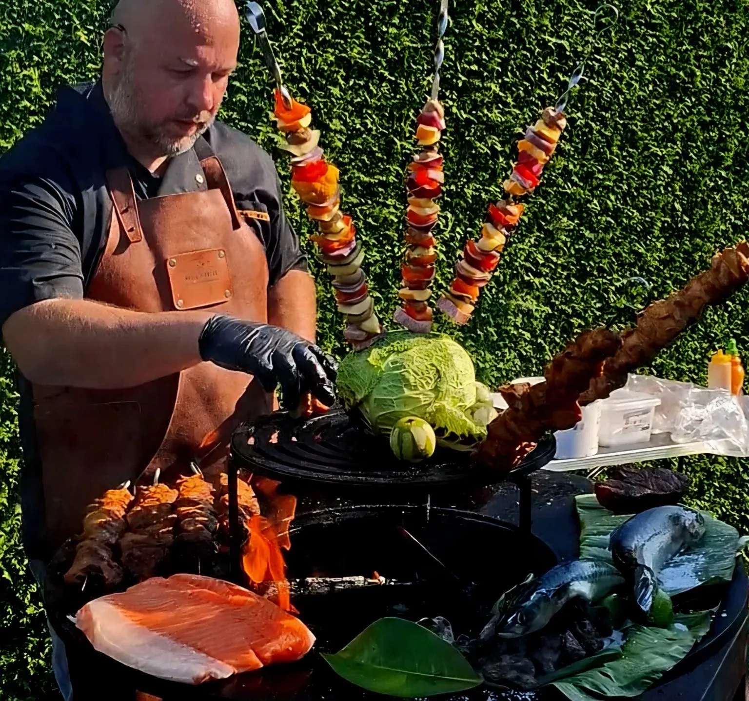 Berry bij de Ofyr met spiesentorens vol groenten, zalm en hele vis op de plaat eronder